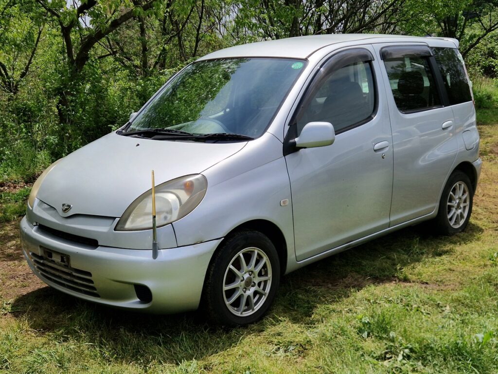 REVIKTO買取実績 トヨタ ファンカーゴ TOYOTA FUNCARGO 左前 走る事故車 リアガラスが割れた