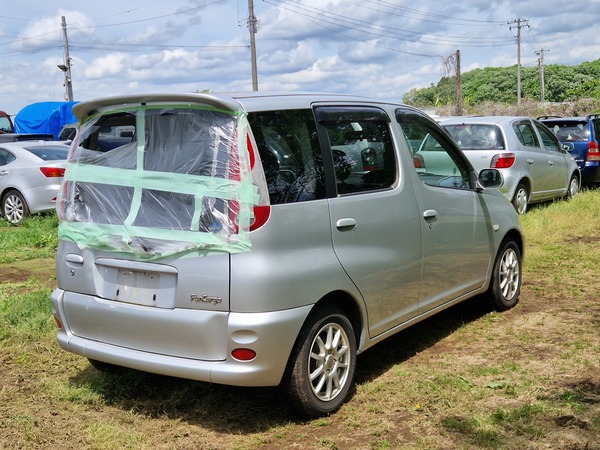 REVIKTO買取実績 トヨタ ファンカーゴ TOYOTA FUNCARGO 右後 走る事故車 リアガラスが割れた